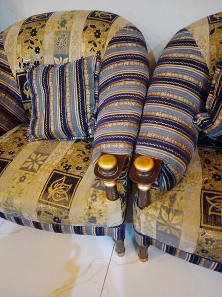 Chenoite sofa set 5 seater in.