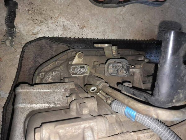 Тойота виш 2003г 2об  Коробка вариатор. Продаю 10 штекер.