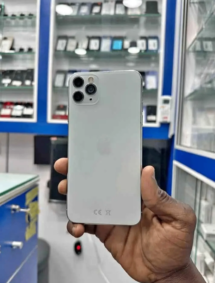 iPhone 11 pro max casi neuf