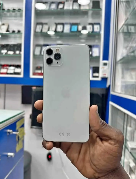 iPhone 11 pro max casi neuf