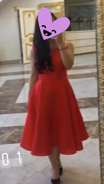 Красное платье ниже колен