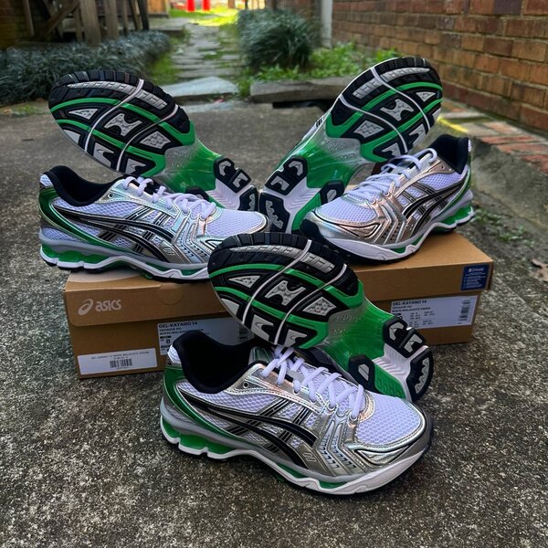 Baskets running blanches et vertes