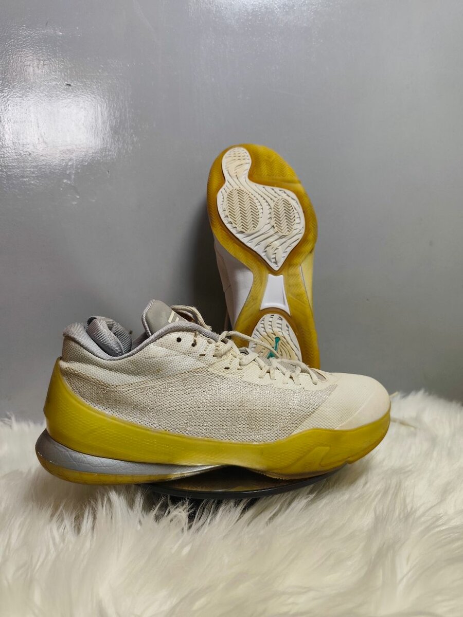 Baskets de sport blanches et jaunes