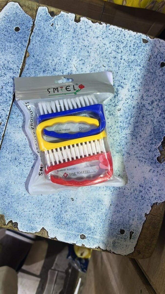 Brosses à ongles colorées