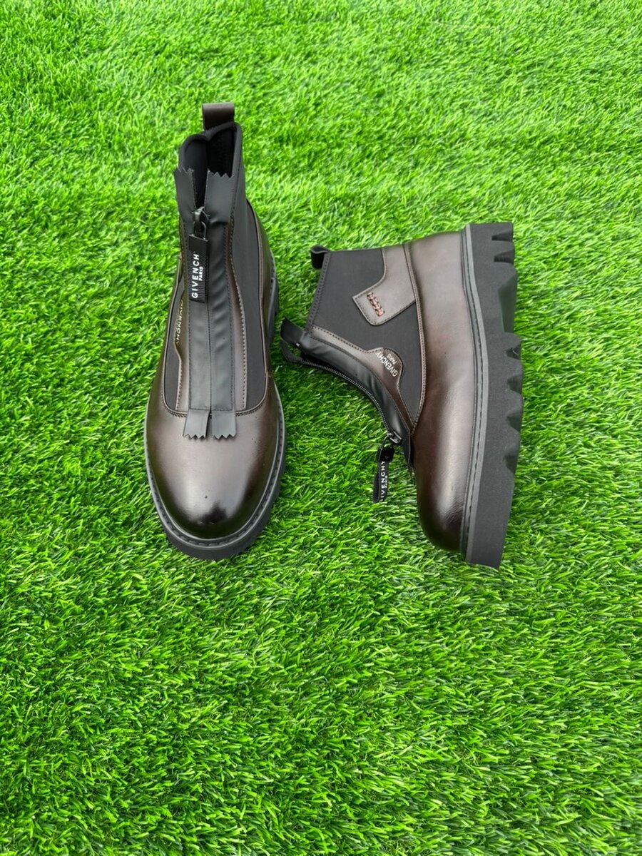 Bottes noires en cuir modernes