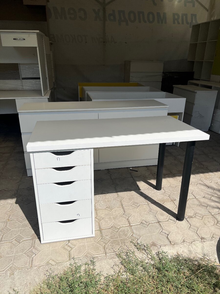 Стол сделанный под ИКЕА НОВЫЙ!!! С доставкой по городу!!!