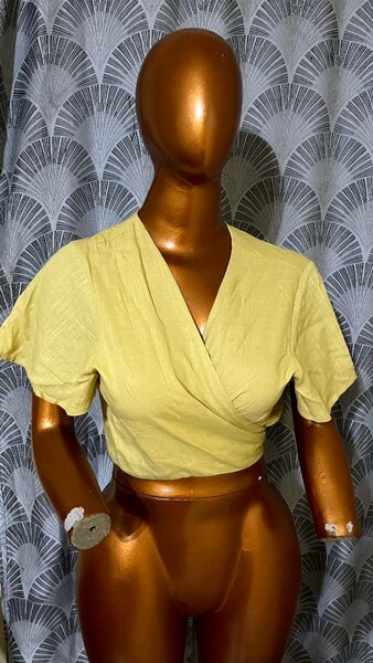Blouse Croisée Jaune Élégante