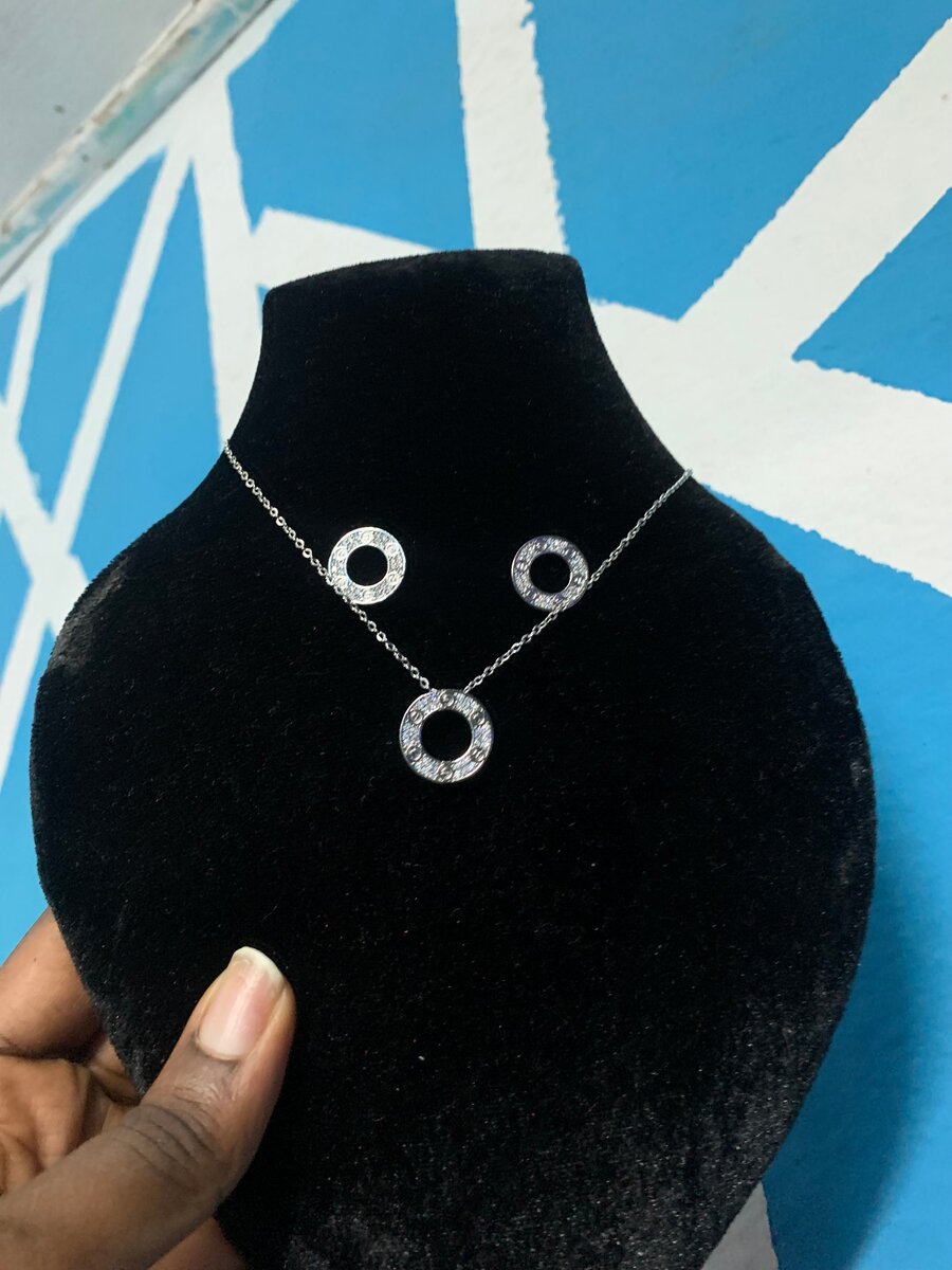 Ensemble collier et boucles d'oreilles élégants