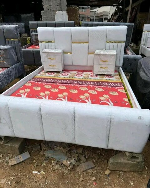 Lit design moderne avec matelas