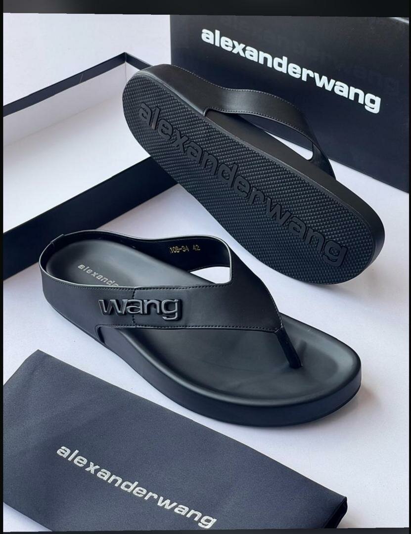 Sandales modernes en cuir noir