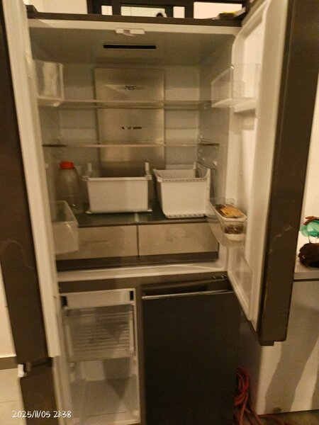 Réfrigérateur moderne à portes françaises