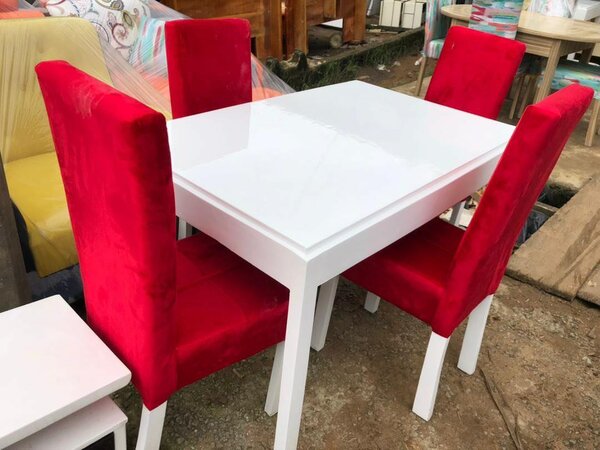 Table à manger de 4 chaises