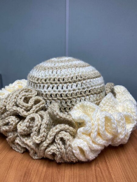 Chapeau en crochet coloré