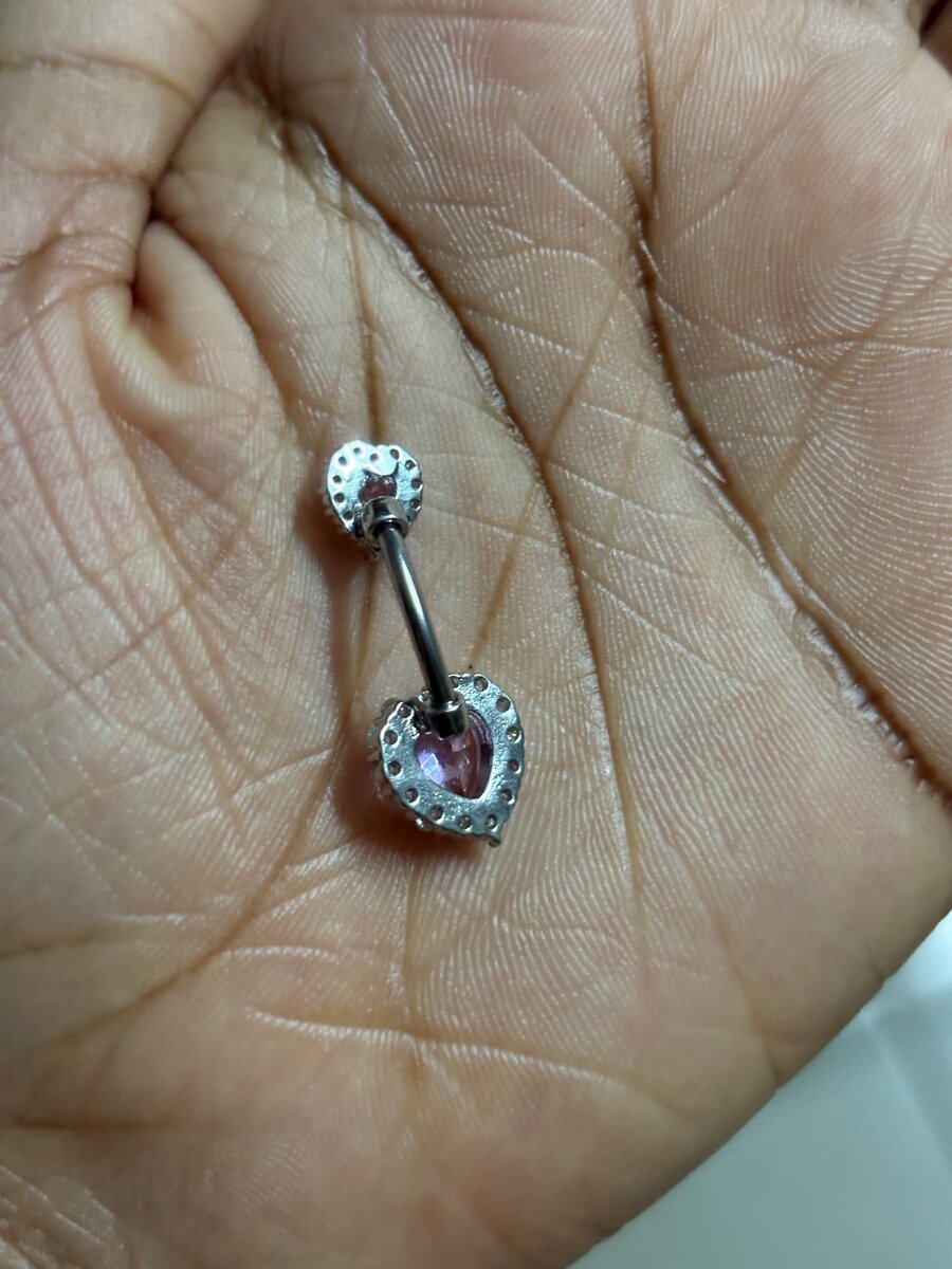 Piercing nombril cœur rose