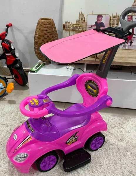 Voiturette bébé rose avec auvent