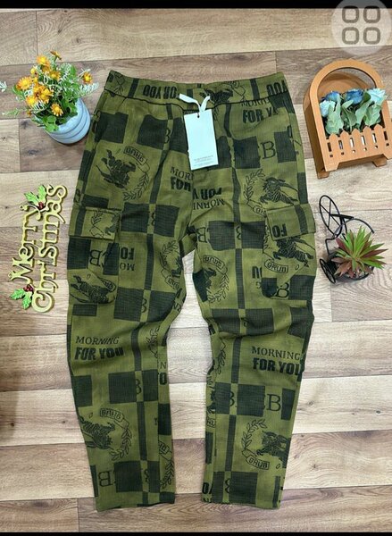 Pantalon cargo kaki imprimé