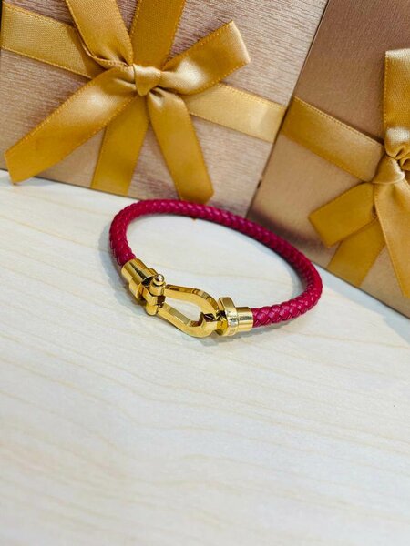 Bracelet en cuir rouge élégant