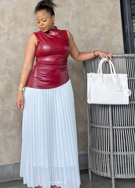  MIDI PLEATED SKIRT. SIZE 12/14.