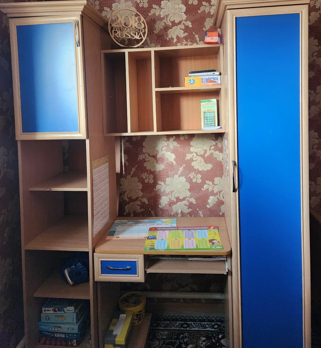 Кровать, школьный столик.