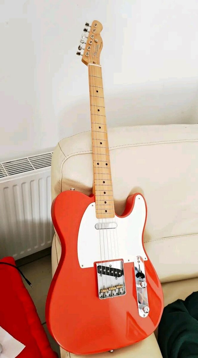 Guitare électrique rouge éclatant