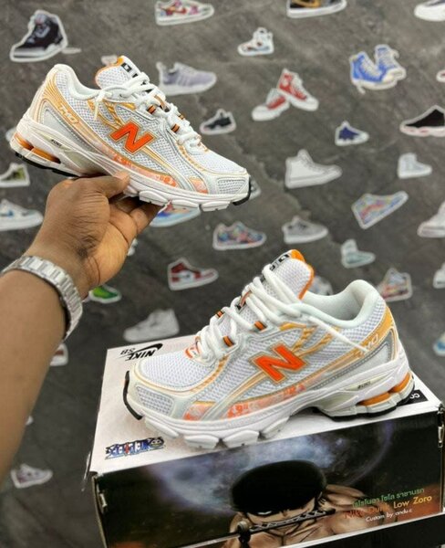Baskets blanches et orange