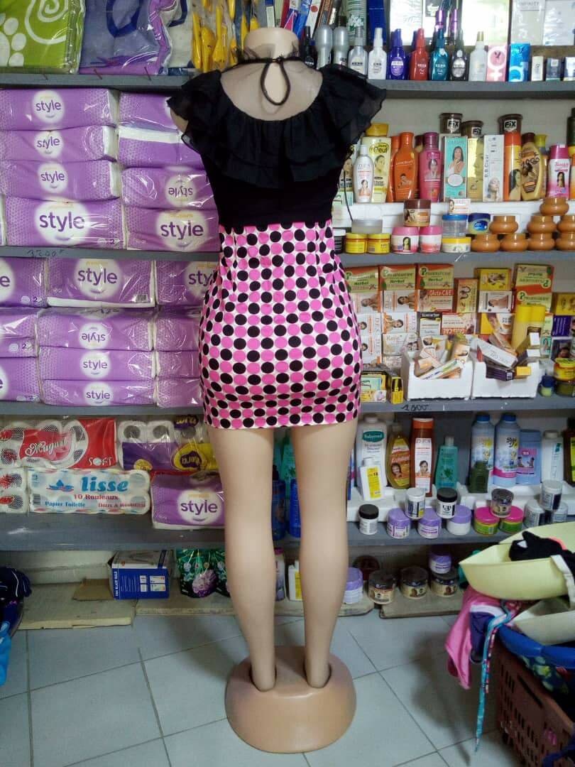 Robe moulante à pois noire et rose