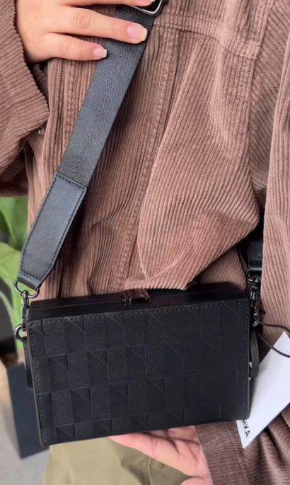 Unisex модель сумки от BERSHKA черная