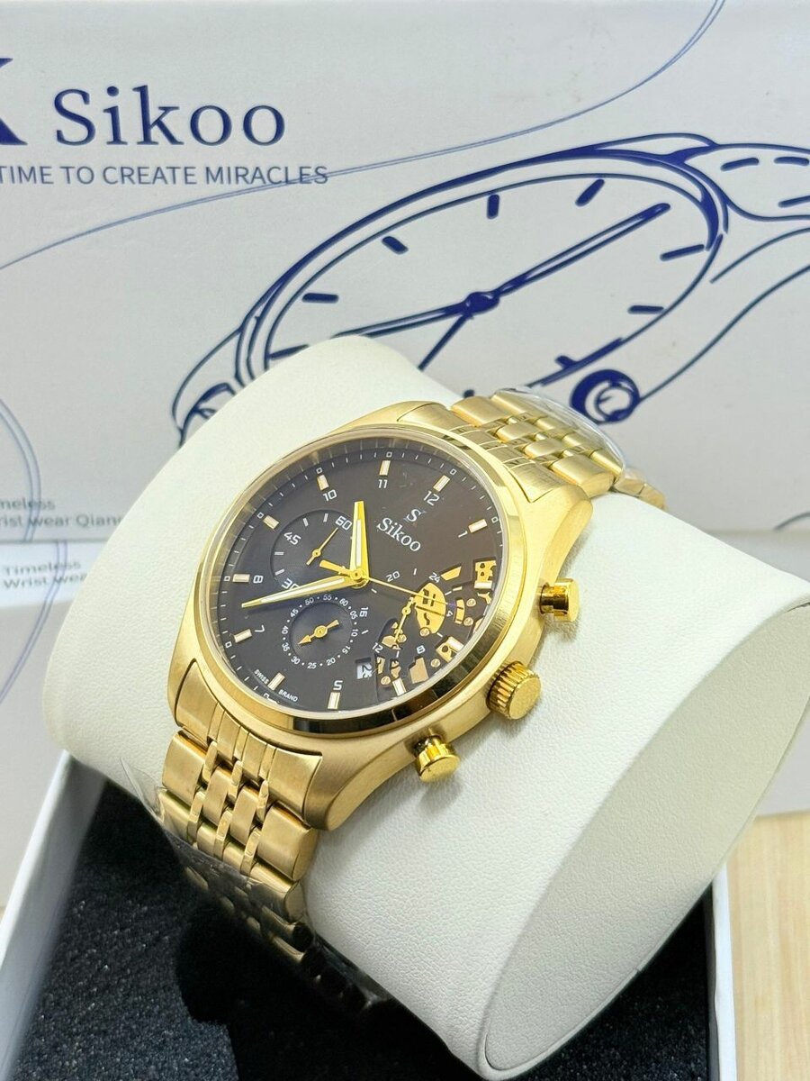 Montre chronographe dorée élégante