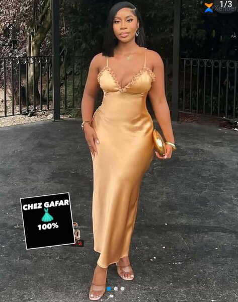 Robe satinée dorée élégante