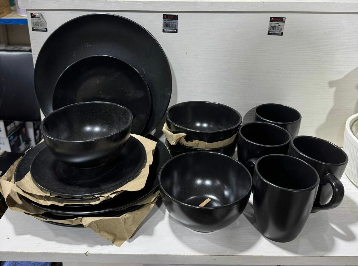 Service vaisselle noir moderne