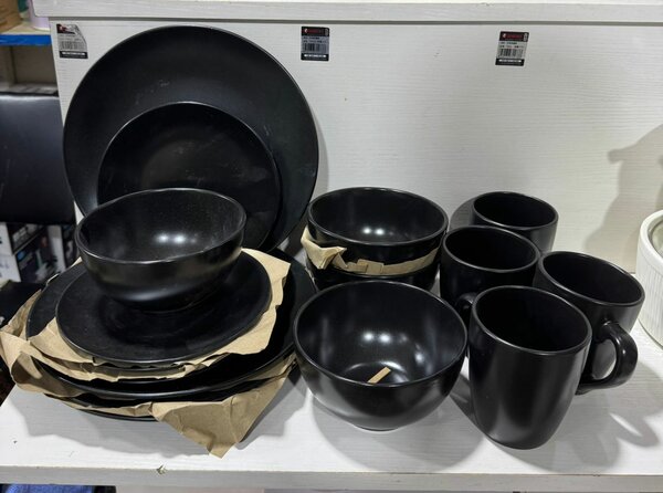 Service vaisselle noir moderne