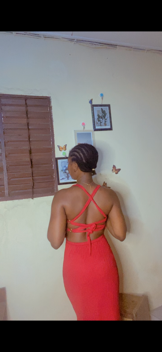 Robe rouge dos nu élégante