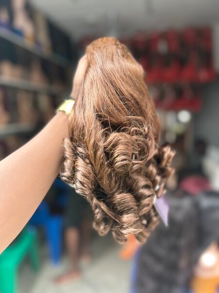 Perruque bouclée brun naturel