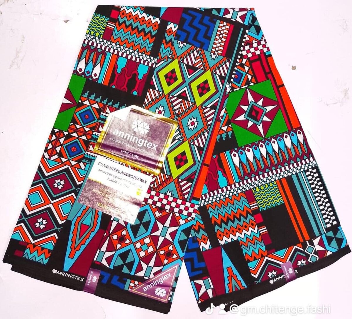 Tissu rouge vert bleu