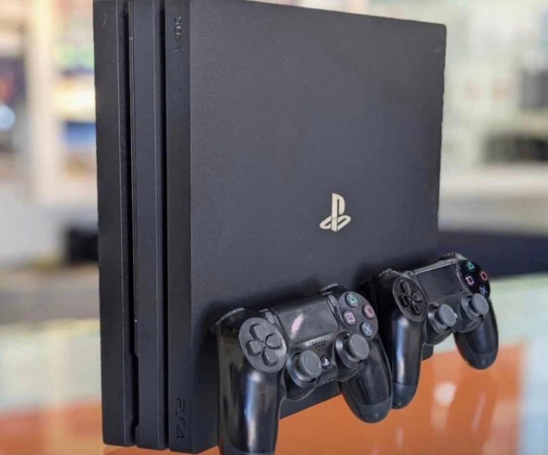 Console PlayStation avec manettes