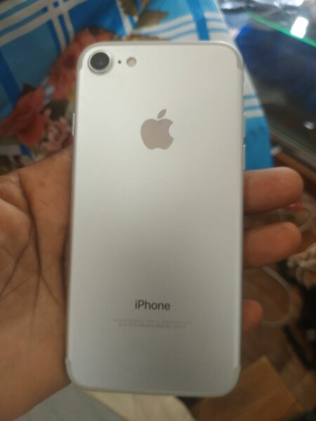 iPhone argent avec coque