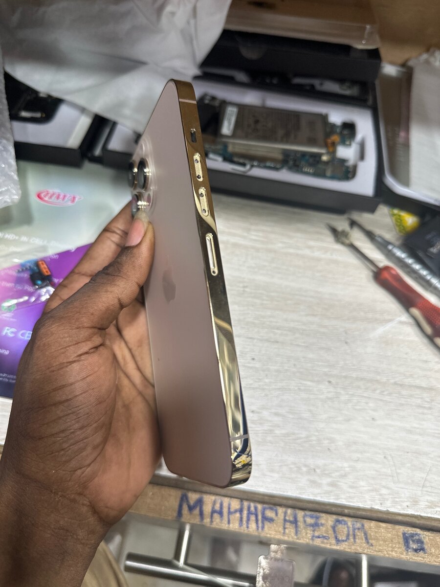 Coque arrière 13 pro Max avec la main d'œuvre