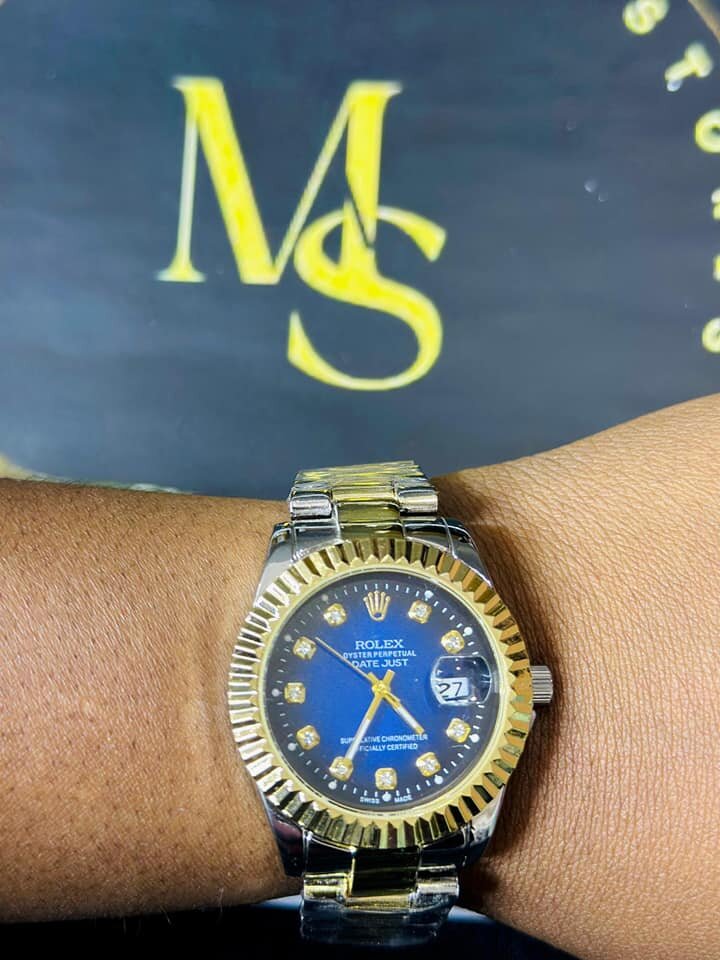 Women's wristwatch with metal bracelet