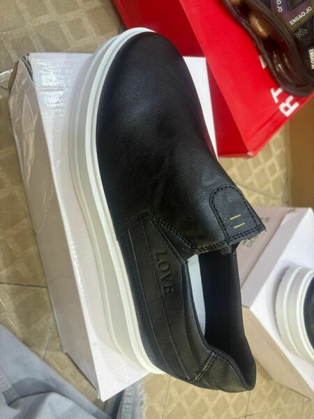 Paires plates-formes noires