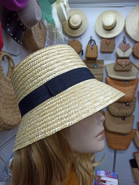 Шляпа из пшеничной соломы.