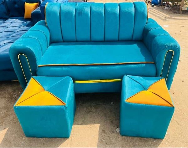 Canapé bleu avec repose-pieds