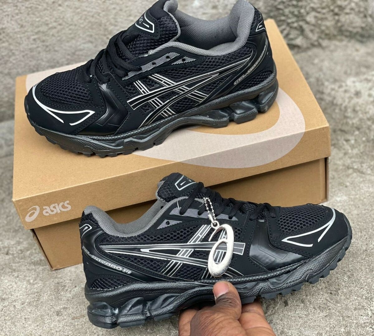 ASICS noire