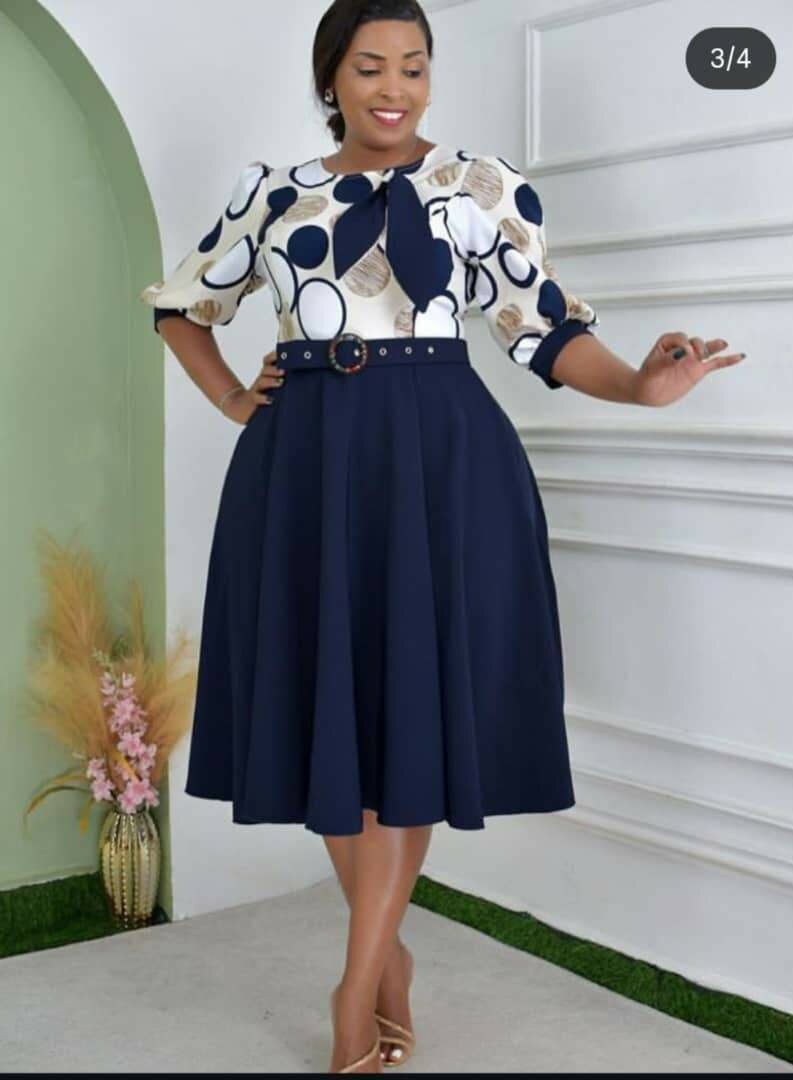 Robe élégante à motifs avec ceinture