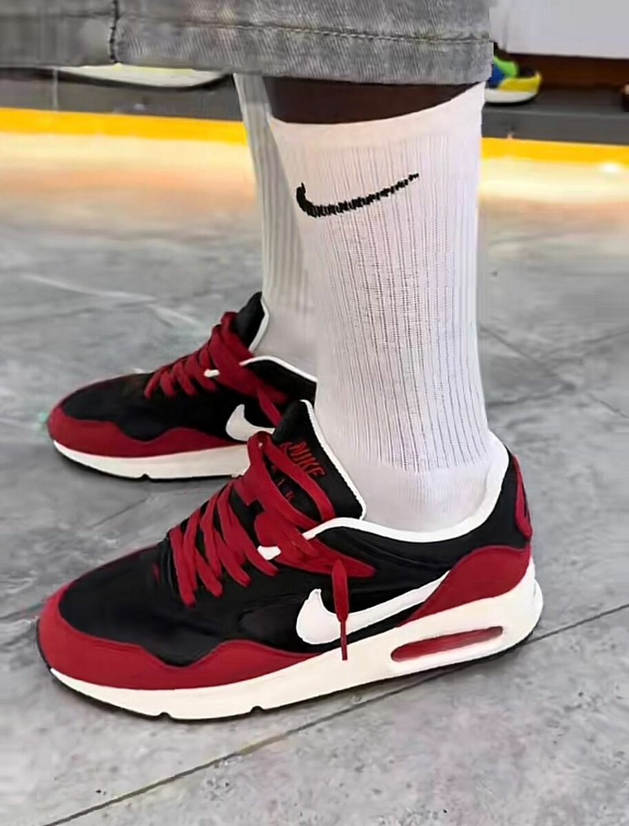 Baskets Air Max rouges et noires