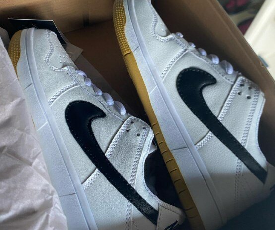 Nike sneakers white with black insert