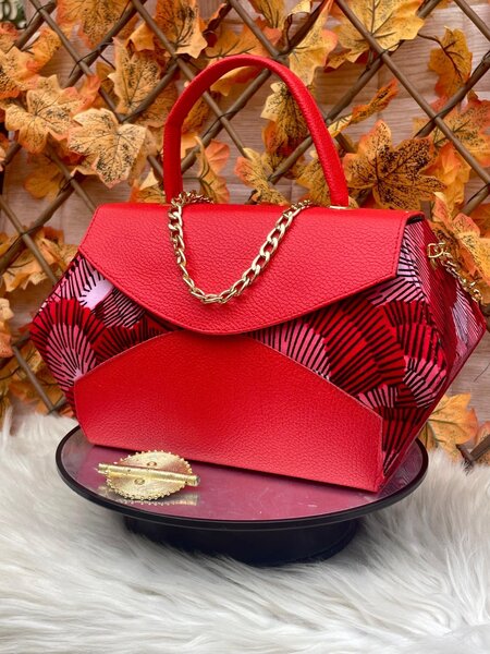 Sac à main rouge avec ferrure doré