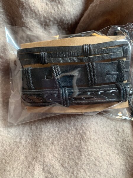 Bracelets en cuir noir