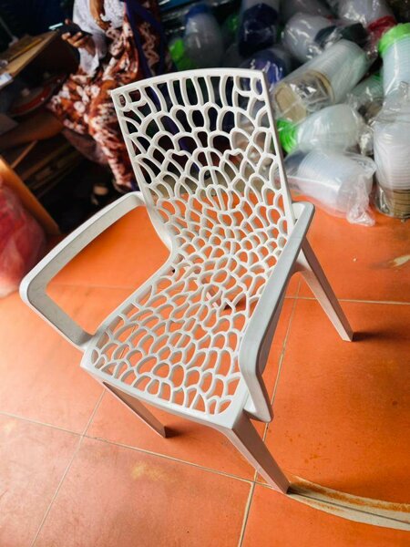 Chaise en plastique moderne