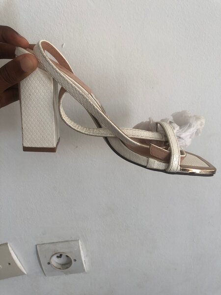 Sandales à talon blanc élégant