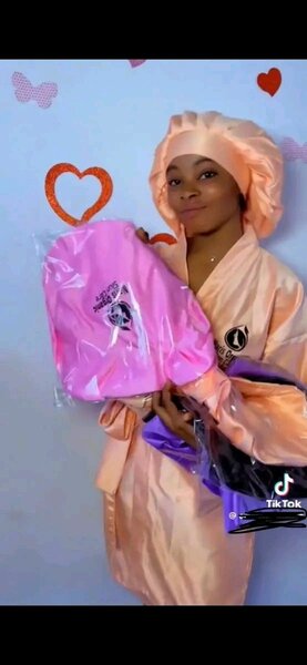 Peignoir et bonnet en satin